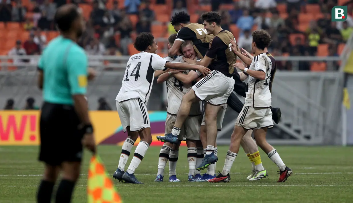 Selebrasi pemain Timnas Jerman U-17 setelah berhasil mengalahkan Spanyol U-17 dalam pertandingan perempat final Piala Dunia U-17 2023 yang berlangsung di Jakarta International Stadium, Jumat (24/11/2023). (Bola.com/Arief Bagus)