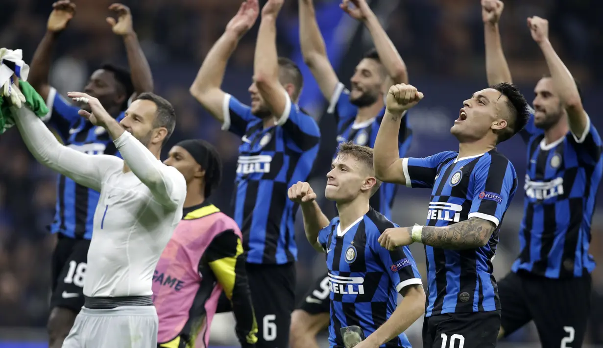 Pemain Inter Milan merayakan kemenangan setelah bertanding melawan Borrusia Dortmund pada pertandingan lanjutan Grup F Liga Champions di stadion San Siro, Italia (23/10/2019). Inter Milan menang 2-0 atas Dortmund. (AP Photo/Luca Bruno)
