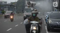 Palang Merah Indonesia (PMI) melakukan penyemprotan cairan disinfektan di jalan protokol kawasan Jakarta, Selasa (13/7/2021). Penyemprotan dengan mobil gunners spraying yang mampu menjangkau lebih dari 10 meter ini guna menekan dan mencegah penyebaran COVID-19. (merdeka.com/Imam Buhori)