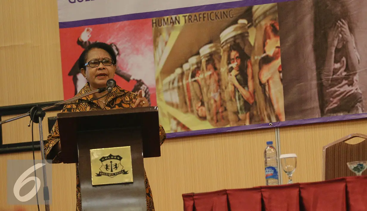 Menteri Yohana Yambise memberikan pidato saat Pertemuan Nasional Gugus Tugas Penanganan Korban Tindak Pidanan Perdangangan Orang dan Tindak Kekerasa Terhadap Perempuan dan Anak di Jakarta, Jumat (27/11). (Liputan6.com/Faizal Fanani)