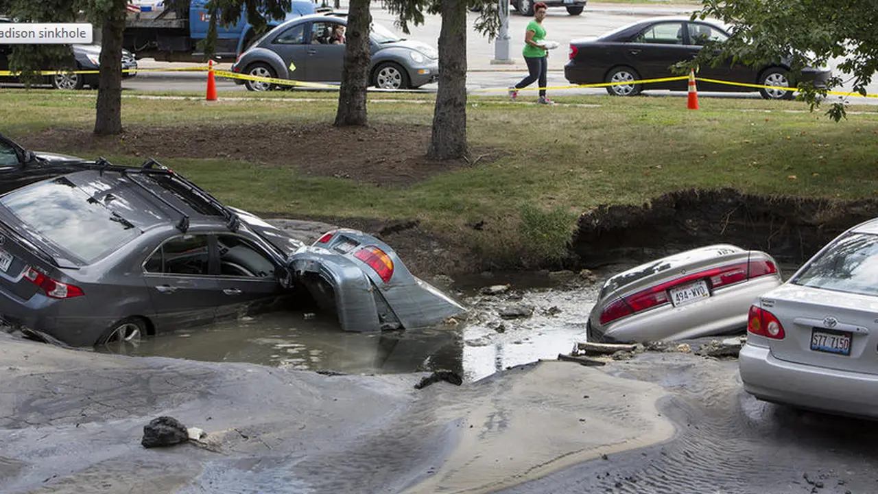 Sinkhole Besar 'Telan' 3 Mobil di AS
