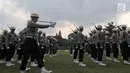 Anggota polisi mengikuti latihan gabungan bersama calon Paskibraka Nasional di PPPON Cibubur, Jakarta , Senin (7/8).  Latihan bersama ini untuk menyamakan gerakan dan langkah antara calon Paskibraka Nasional dengan tim gabungan (Liputan6.com/Yoppy Renato)