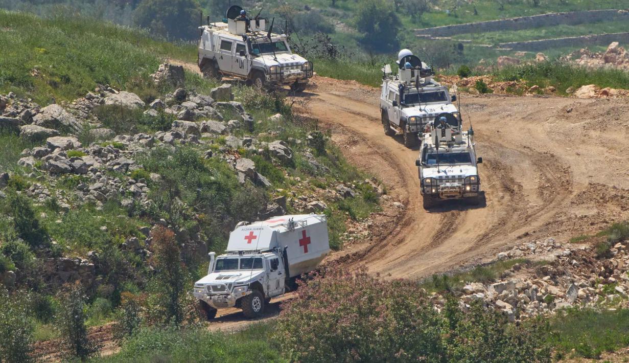Pasukan ini tetap siaga penuh dalam situasi yang sangat tidak stabil, dan berfokus pada upaya mencegah eskalasi konflik serta perlindungan personel. Tampak dalam foto, Pasukan Perdamaian Perserikatan Bangsa Bangsa (PBB) di Lebanon (United Nations Interim Force in Lebanon/UNIFIL) terlihat dari Israel Utara, saat beroperasi di Lebanon Selatan, pada Rabu 29 April 2026. (AP Photo/Ariel Schalit)
