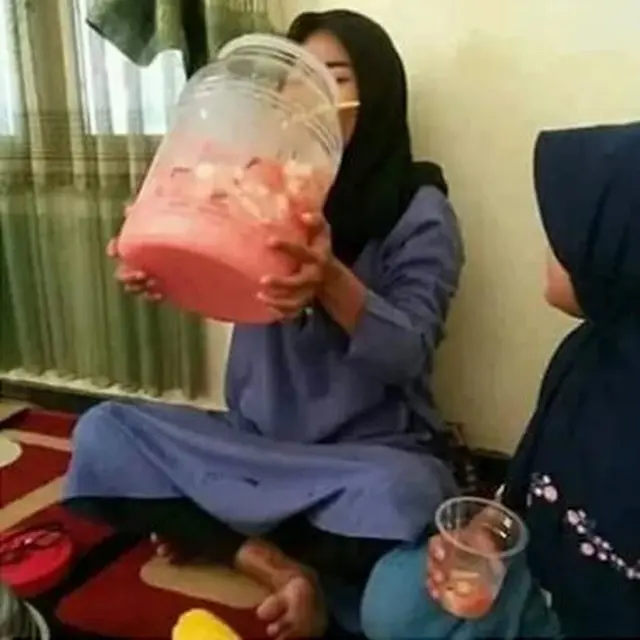 6 Wadah Tempat Minum Es Buah Ini Absurd, Bikin Tepuk Jidat