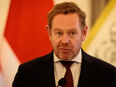 Menteri Luar Negeri (Menlu) Belanda, David van Weel, meminta maaf setelah Patrick Kluivert gagal membawa Timnas Indonesia menang melawan Arab Saudi di R4 Kualifikasi Piala Dunia 2026. (AFP/Yasuyoshi Chiba)