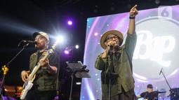 Barry Likumahuwa Project Reunion feat Teddy Adhitya membawakan sejumlah lagu hits mereka. (Liputan6.com/Angga Yuniar)