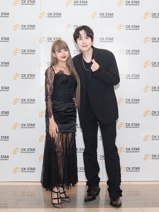 Ghea menggambarkan Kyuhyun sebagai sosok yang ramah dan rendah hati. Pengalaman berduet itu akan selalu menjadi kenangan berharga yang tak pernah ia lupakan. Ghea juga berbagi beberapa foto kebersamaannya dengan Kyuhyun di akun Instagram pribadinya. (Liputan6.com/IG/@gheaindrawari)