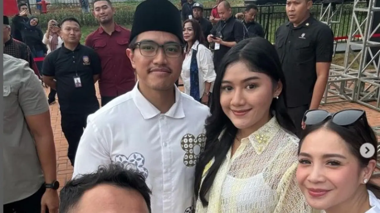 Outfit Kontras Kaesang Pangarep dan Erina Gudono Saat Peresmian Usaha Kuliner, Pakai Produk Lokal