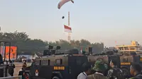 Paramotor Warnai Langit Cikeas Jelang Upacara HUT Bhayangkara