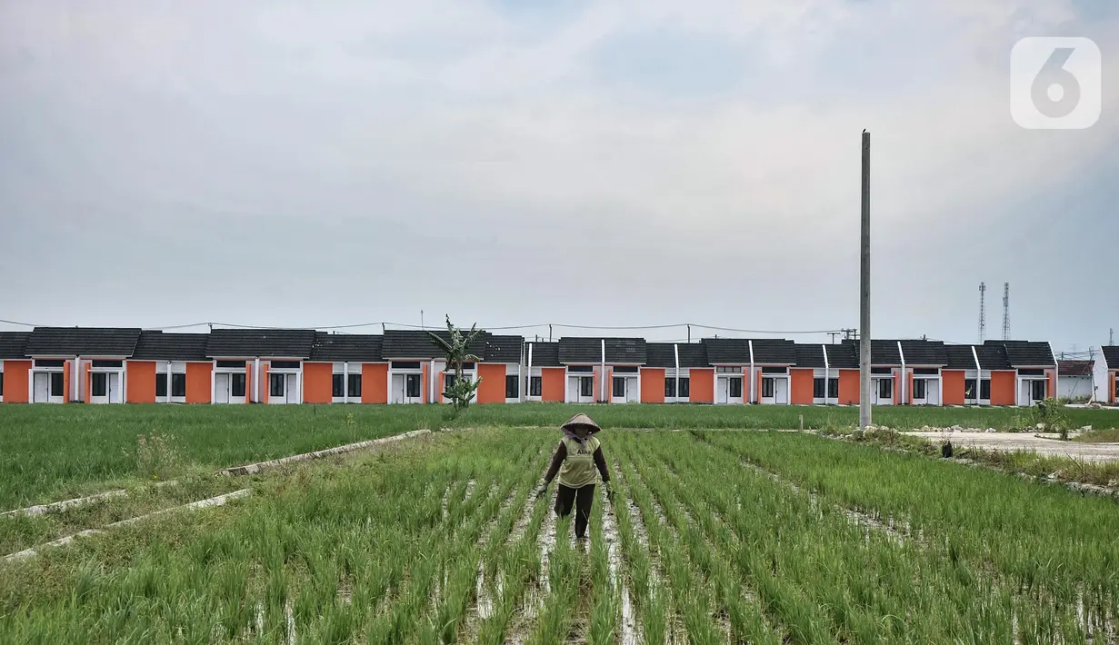 Aktivitas warga di perumahan subsidi Griya Srimahi Indah, Tambun Utara, Kabupaten Bekasi, Jawa Barat, Rabu (16/2/2022). PT Bank Tabungan Negara (Persero) Tbk berhasil menyalurkan KPR FLPP mencapai 13.192 unit sampai akhir Januari 2022. (merdeka.com/Iqbal S. Nugroho)
