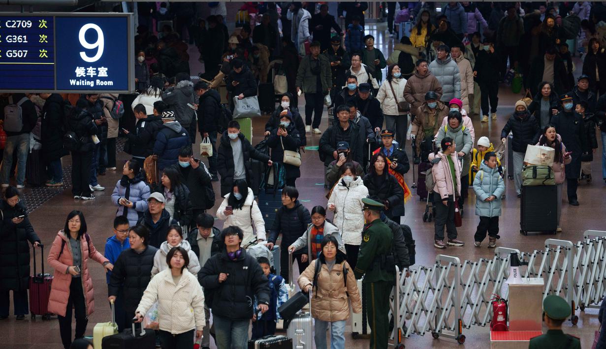 Sementara, 540 juta perjalanan penumpang akan dilayani oleh jaringan perkeretaapian, dan sektor penerbangan sipil mencatat sekitar 95 juta perjalanan. Tampak dalam foto, para penumpang memadati aula stasiun kereta api saat mereka pulang kampung selama liburan Tahun Baru Imlek di Beijing, China, Selasa 10 Februari 2026. (AP Photo/Vincent Thian)