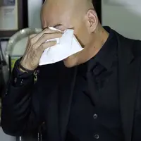 Air mata Deddy Corbuzier kembali menetes ketika menceritakan saat dirinya mendapat telpon dari Kiswinar. Sambil terbata-bata, Kiswinar menceritakan telah disomasi oleh Mario Teguh. (Galih W. Satria/Bintang.com)