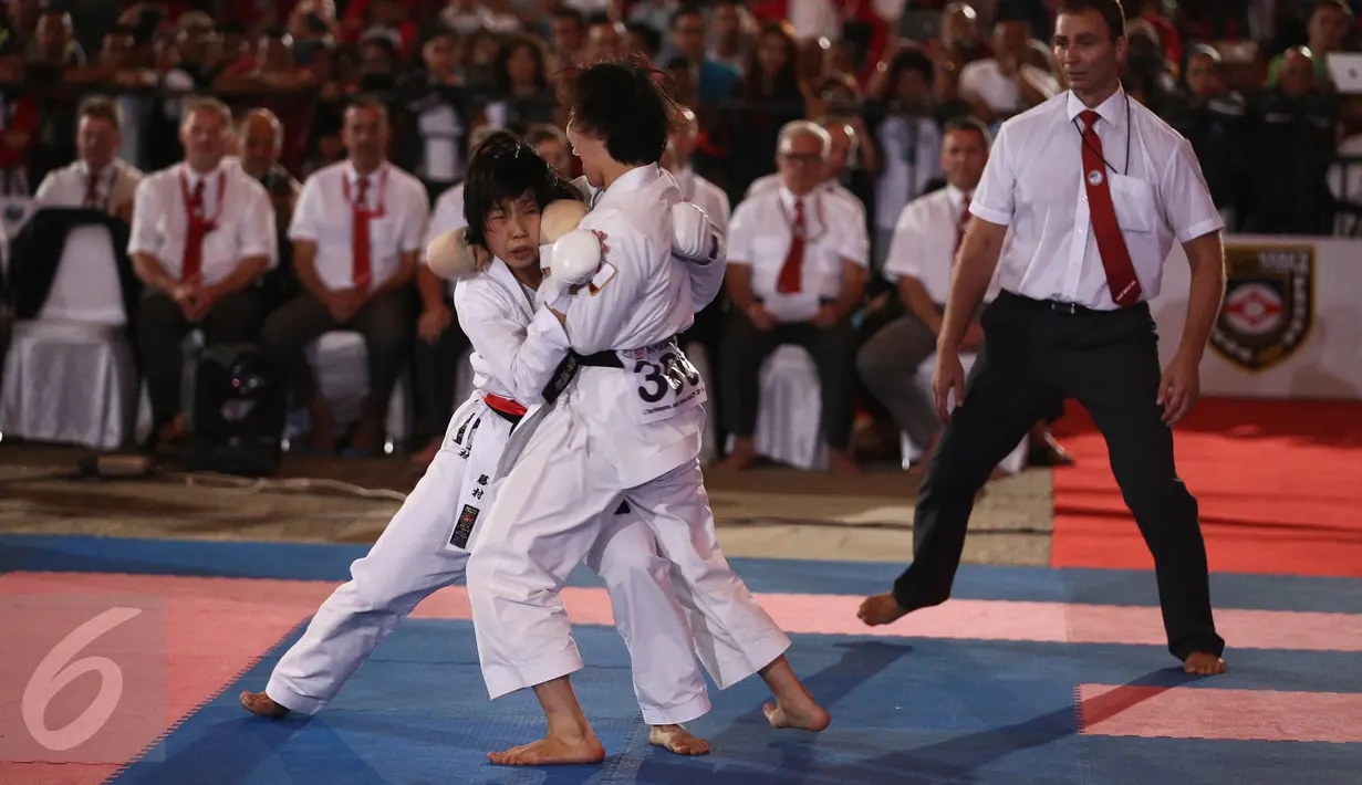 Peserta wanita beraksi untuk memperebutkan point dalam Kejuaraan Dunia Karate SKIF 2016 di Jiexpo Kemayoran, Jakarta, Minggu (28/8). Kegiatan yang berlangsung dari 26-28 Agustus tersebut diikuti peserta berbagai negara. (Liputan6.com/Faizal Fanani)