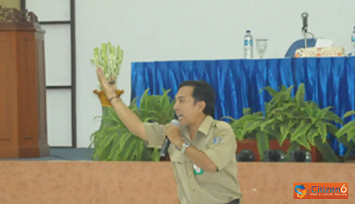 Citizen6, Surabaya: Penyuluhan dengan tema "Pemanfaatan lahan kosong disekitar kita" tersebut merupakan kerjasama Kobangdikal dengan Dinas Perternakan dan Pertanian Kota Surabaya digelar di Gedung Marore, STT AL. (Pengirim: Penkobangdikal)