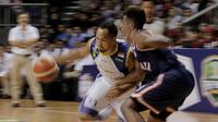 Pebasket Satria Muda Pertamina, Arki Wisnu, melewati pebasket Pelita Jaya pada game pertama final IBL 2018 di Britama Arena, Jakarta, Kamis (19/4/2018). Satria Muda menang 73-63 atas Pelita Jaya. (Bola.com/M Iqbal Ichsan)