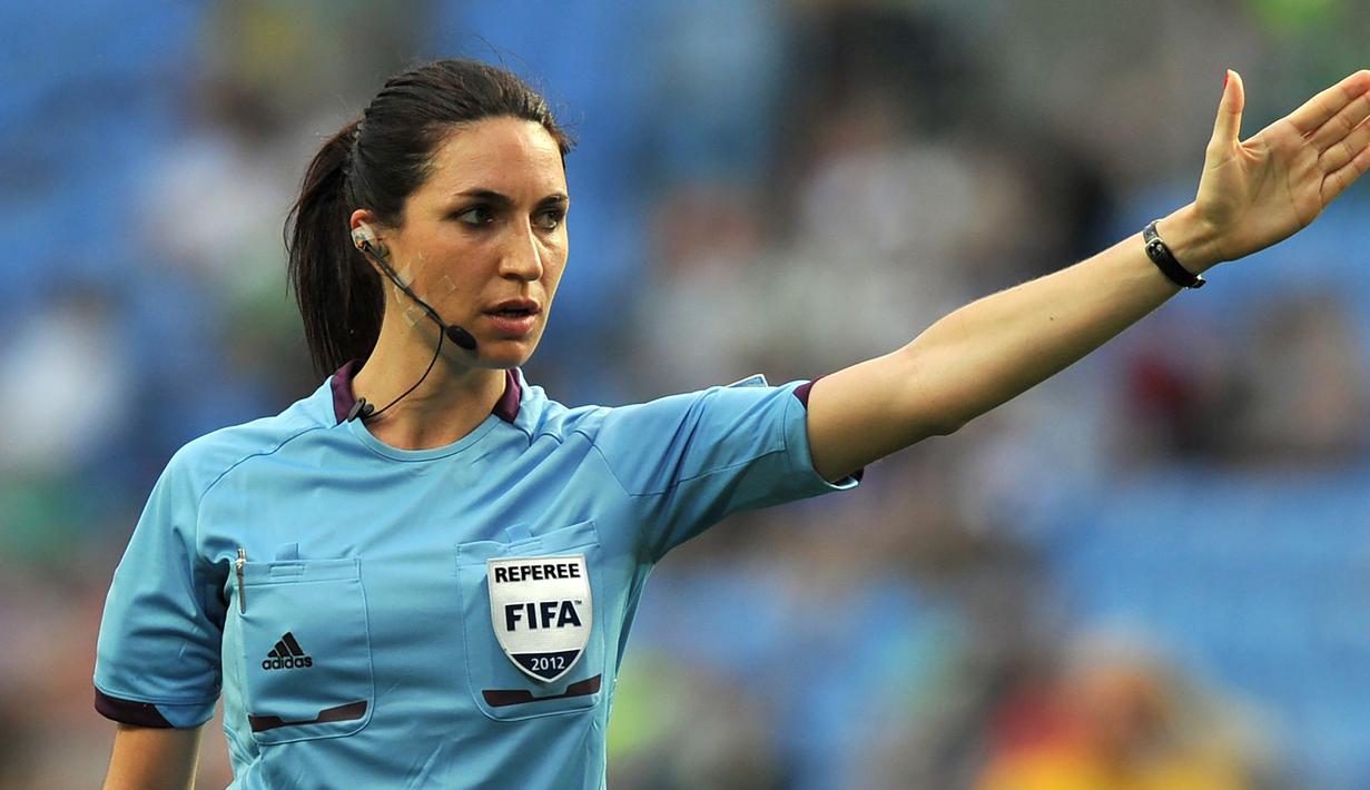 1. Jesica Salome di Iorio - Wasit cantik asal Argentina ini tercatat pernah memimpin sejumlah pertandingan sepak bola internasional. Salome di Iorio menjadi salah satu wasit dalam sepak bola wanita di Olimpiade London 2012. (AFP/Paul Ellis)