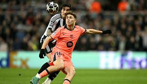 Intensitas permainan tetap terjaga tinggi hingga pengujung paruh pertama. Meski kedua tim saling berganti melakukan percobaan serangan, skor kacamata bertahan hingga jeda turun minum. Tampak dalam foto, gelandang Newcastle United asal Italia, Sandro Tonali (kiri), berebut bola dengan gelandang Barcelona asal Spanyol, Fermin Lopez, selama pertandingan leg pertama babak 16 besar Liga Champions 2025/2026 di St James' Park, Newcastle-upon-Tyne, timur laut Inggris pada Selasa 10 Maret 2026 waktu setempat atau Rabu 11 Maret 2026 dini hari WIB. (Paul ELLIS/AFP)