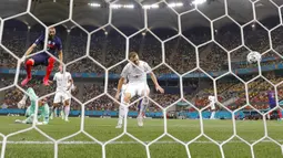 Pemain Prancis Karim Benzema mencetak gol ke gawang Swiss pada pertandingan babak 16 besar Euro 2020 di Stadion National Arena, Bucharest, Rumania, Selasa (29/6/2021). Swiss menyingkirkan Prancis usai menang 5-4 (3-3). (AP Photo/Vadim Ghirda)