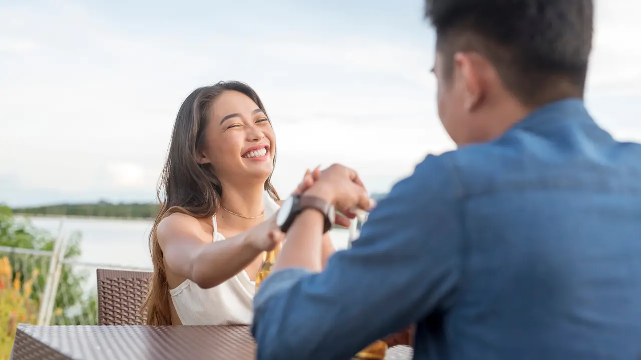 perempuan dan pasangan 11 juli tawa