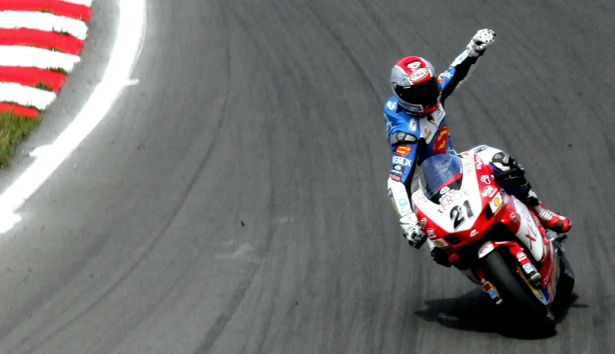 Troy Bayliss merupakan legenda di ajang balap motor Supebike. Ia telah tiga kali memangi kejuaraan tersebut (2001, 2006, dan 2008). Ia pernah menjajal ajang Moto GP di tahun 2002 dan berhasil meraih tiga podium, namun karirnya tak membaik dan kembali ke Superbike. (Foto: AFP/Carl De Souza)