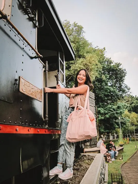 Setelah berkeliling di bangunan Lawang Sewu, Joanna menuju ke halaman di mana terdapat kereta api masa lalu. Keseruan pun ditunjukkannya dengan berpose ceria di pintu kereta. Di liburan kali ini, istri mendiang Raditya Oloan tersebut ditemani oleh para sahabat. (Liputan6.com/IG/@joannaalexandra)
