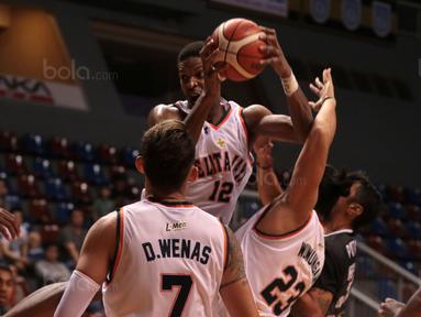Aksi pebasket Pelita Jaya, Giles Jarret mengamankan bola dari kejaran pemain Hangtuah Sumsel pada laga Perbasi Cup 2017 di Sports Mall, Kelapa Gading, Jakarta, (09/11/2017). Pelita Jaya menang 67-58. (Bola.com/Nick Hanoatubun)