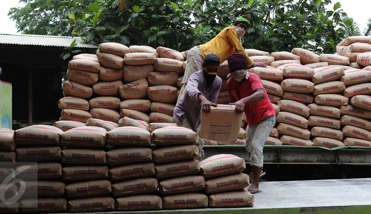 Pekerja tengah memindahkan ratusan karung semen di Jakarta, Rabu (27/1). Penjualan semen sepanjang 2015 mencapai 61,00 ton, naik 1,8% dibanding tahun sebelumnya 59,90 juta ton. (Liputan6.com/Angga Yuniar)