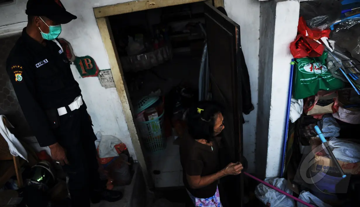 Warga mengevakuasi barang miliknya saat penggusuran di Stasiun Kemayoran, Jakarta, Senin (9/3/2015). Pembongkaran sembilan rumah warga yang masih berdiri di kawasan Stasiun kemayoran dilakukan oleh tim gabungan PT KAI. (Liputan6.com/Faizal Fanani)