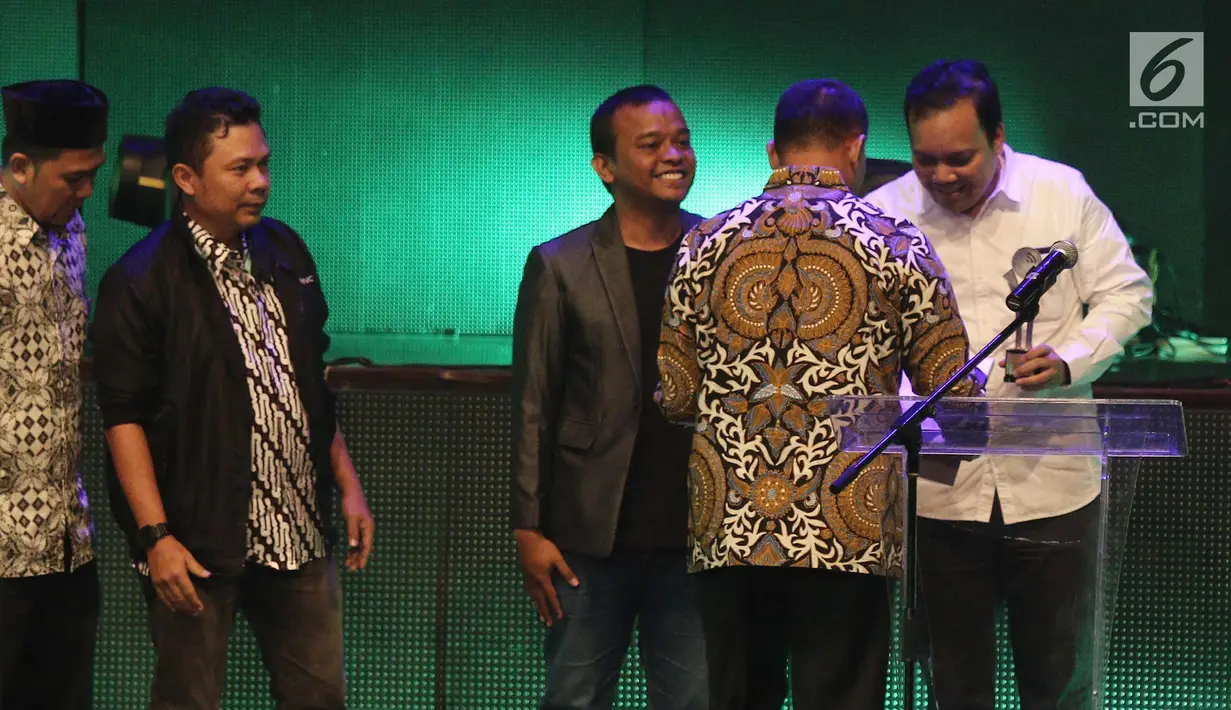 Panglima TNI Jendrral Gatot Nurmantyo memberikan piala kepada GM Programming Indosiar, Ekin Gabriel Surbakty pada acara Milad MUI ke-42 dan Anugerah Syiar Ramadan 2017 di Jakarta, Kamis malam (26/7). (Liputan6.com/Herman Zakharia)