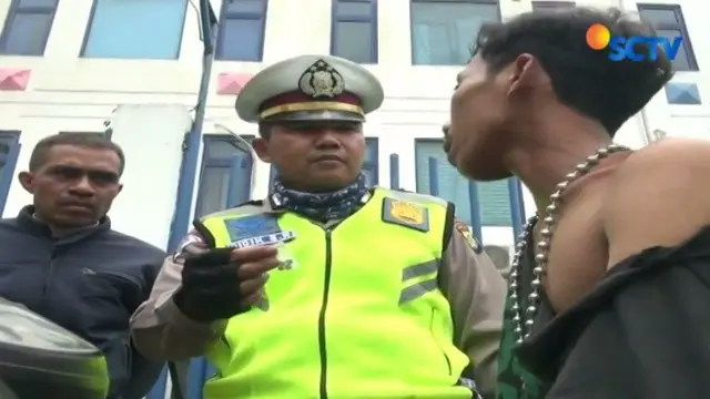 Pengendara inipun langsung dibawa ke kantor Polres Jakarta Timur untuk diperiksa dalam kasus kepemilikan obat terlarang