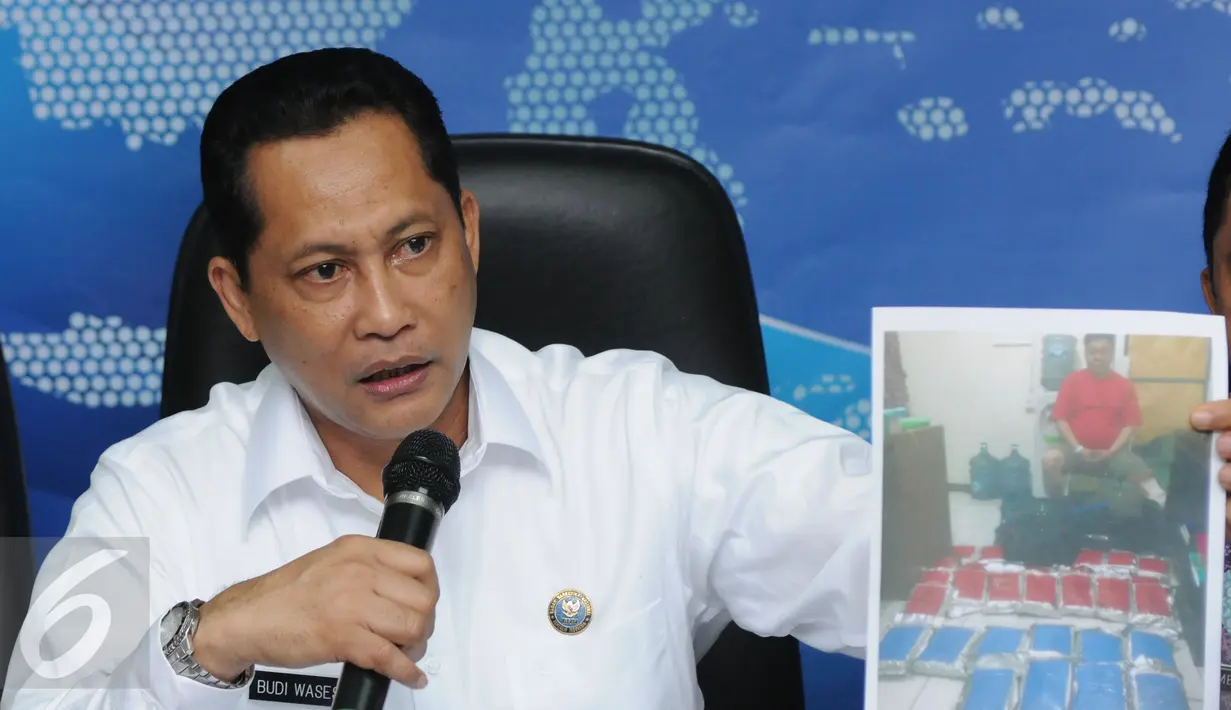 Kepala BNN, Komjen Pol Budi Waseso menunjukkan foto tersangka pengedar ribuan pil ekstasi saat diperiksa di Jakarta, Jumat (22/4/2016). Tersangka dinyatakan meninggal setelah mendapat perawatan di RS Polri Kramat Jati. (Liputan6.com/Helmi Fithriansyah)