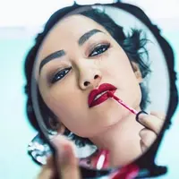 Julia Perez memulas bibirnya dengan lipstik merah (Instagram/@juliaperrezz)