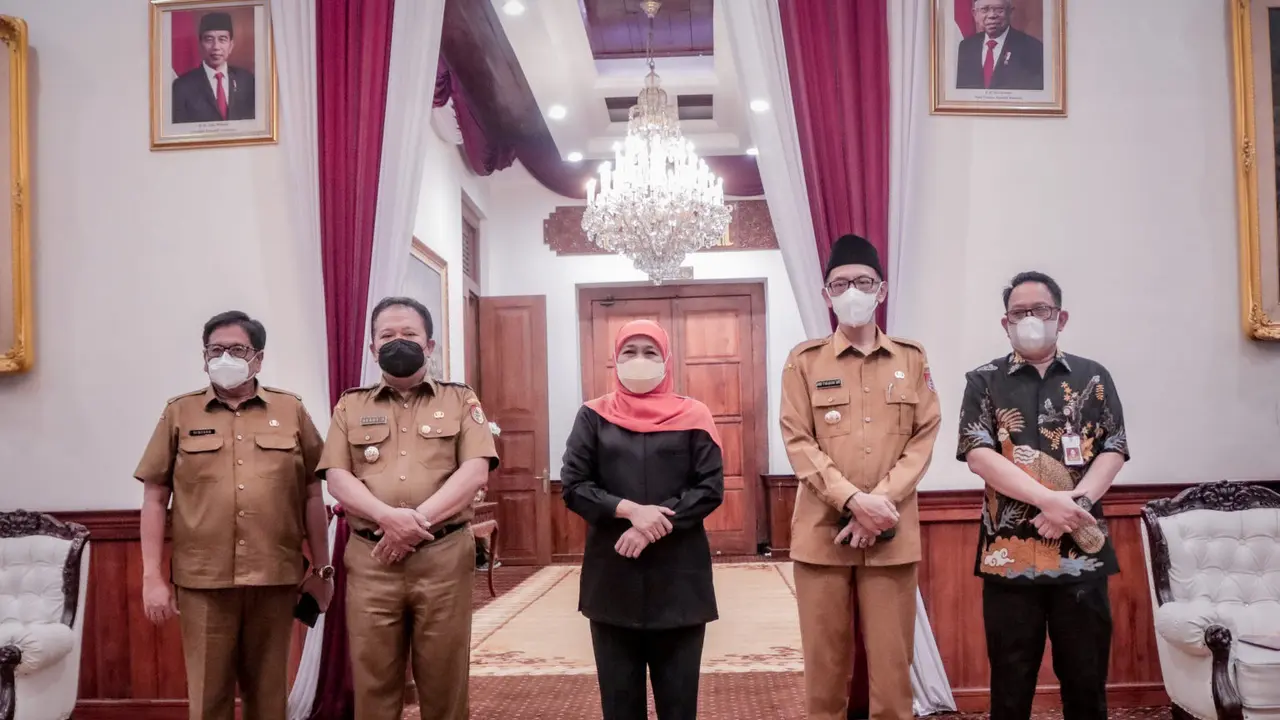 Bupati Jember Hendy Siswanto (nomor 2 dari kanan) menghadap Gubernu Jatim Khofifah Indar Parawansah untuk meminta izin Gunakan Perkada pasca gagal disahkanya laporan pertangung jawaban APBD 2021 Jember menjadi Perda (Istimewa)
