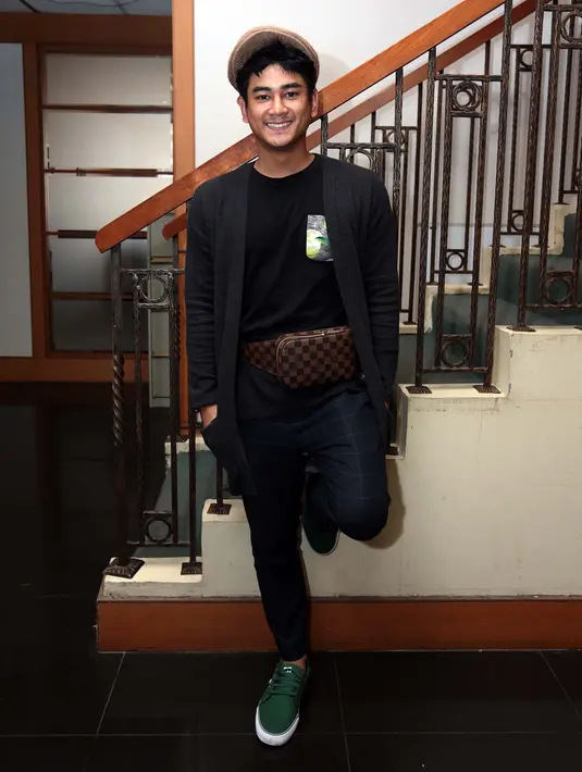 Selain itu, ternyata Dwi Andhika juga semangat kuliah lantaran bersama dengan kekasih barunya yang bernama Nadia. Keduanya berada di kampus yang sama, hanya saja menempuh pendidikan di jurusan berbeda. (Deki Prayoga/Bintang.com)