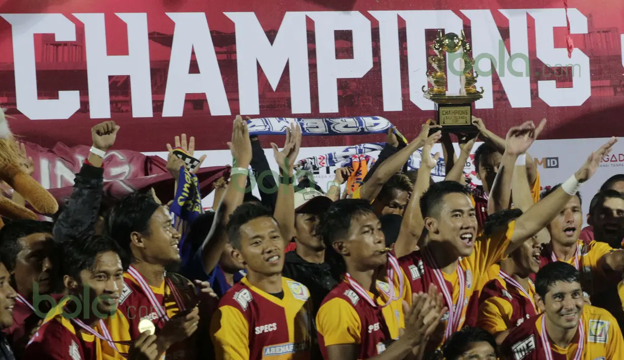 Selebrasi kemenangan Arema Cronus usai mengalahkan Persib Bandung di turnamen sepak bola Bali Island 2016 di Stadion Kapten I Wayan Dipta, Gianyar, Bali Selasa (23/2/2016). (Bola.com/Peksi Cahyo)