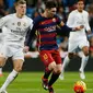 Penyerang Barcelona Lionel Messi mempertahankan bola dari gangguan gelandang Real madrid Toni Kroos di stadion Santiago Bernabeu, Spanyol, (22/11). Barcelona mengalahkan Real Madrid dengan skor 4-0. (Reuters/Sergio Perez)