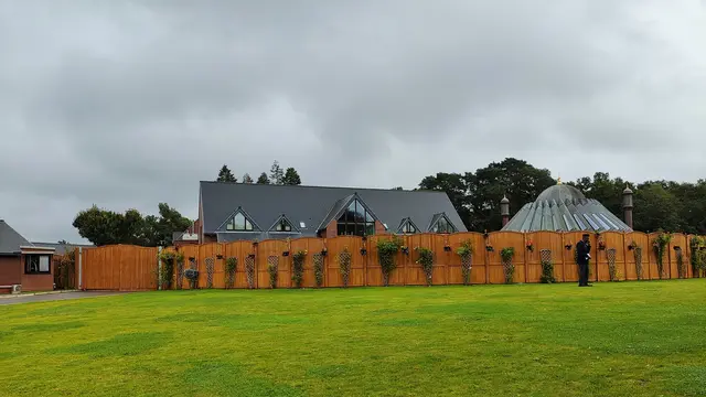 Kompleks Islamabad, pusat komunitas Ahmadiyah Internasional (Liputan6/Elin Kristanti)
