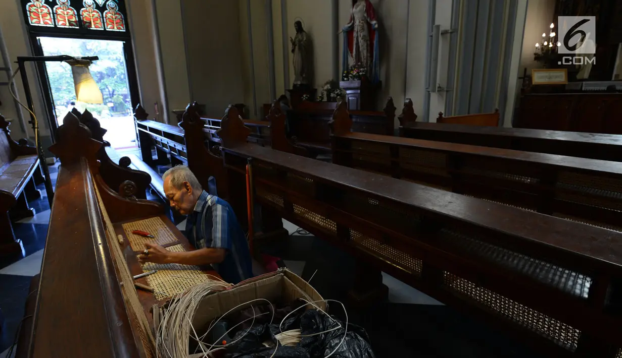 Samin (72) merajut anyaman kursi rotan ibadah umat Kristen di Gereja Katedral, Jakarta, Rabu (27/3) Bilau kerap melakukan perawatan kursi-kursi Katedral yang terbuat dari kayu Jati dengan anyaman rotan. Sudah 8 tahun untuk memberikan kenyamanan untuk bisa beribadah dengan baik. (merdeka.com/Imam Buh