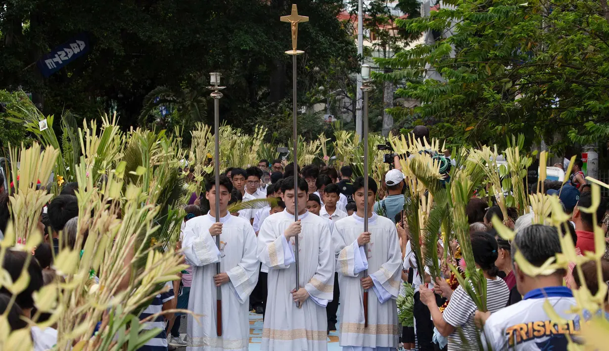 Di hari Minggu Palma, umat Katolik merenungkan jalan pengorbanan Yesus. (Ted ALJIBE/AFP)