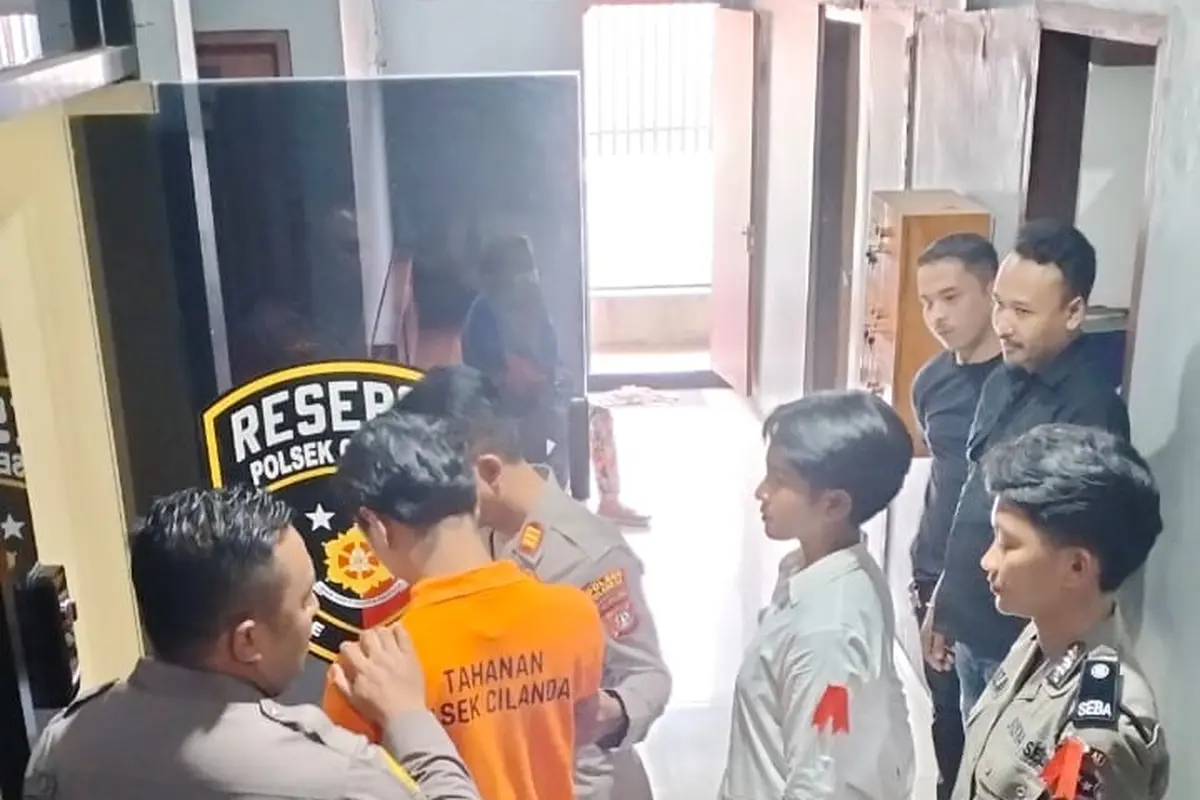Seorang seniman tato berisial EP (29) melumuri wajah kekasih dengan kotorannya karena tak terima diselingkuhi.