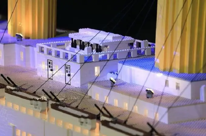 Patung-patung lampu dan Lego menggambarkan replika dek kapal Titanic. (Titanic Museum)