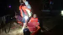 Penyelamat mengevakuasi orang-orang dari daerah banjir di Kota Ozamiz, Misamis Occidental, Filipina (25/12/2022). Dua orang tewas dan hampir 46.000 lainnya meninggalkan rumah mereka saat banjir pada libur Hari Natal. (Handout / Philippine Coast Guard (PCG) / AFP)