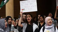 Para mahasiswa mengecam serangan dan perlakuan militer Israel kepada warga Palestina di Gaza. (ANWAR AMRO/AFP)