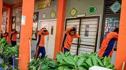 Sejumlah siswa Sekolah Menengah Atas (SMA) mengikuti simulasi gempa bumi dan tsunami untuk memperingati Hari Kesadaran Tsunami Sedunia di Lhoknga, Provinsi Aceh, pada Rabu 5 November 2025. Kegiatan ini menjadi pengingat pentingnya kesiapsiagaan masyarakat, terutama generasi muda, dalam menghadapi ancaman bencana alam. (CHAIDEER MAHYUDDIN/AFP)