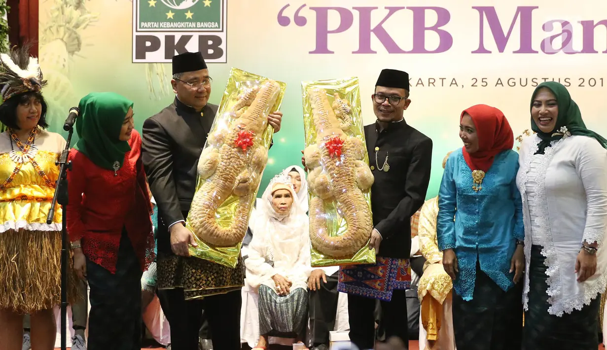 Menteri Desa, Pembangunan Daerah Tertinggal, dan Transmigrasi Eko Putro Sanjojo bersama Menteri Tenaga Kerja Hanif Dhakiri hadir dalam kegiatan nikah massal bertajuk PKB Mantu di Jakarta, Jumat (25/8). (Liputan6.com/Immanuel Antonius)