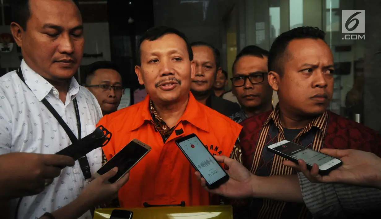 Sekda Jabar Iwa Karniwa memberi keterangan usai diperiksa penyidik di Gedung KPK, Jakarta, Jumat (30/8/2019). Iwa Karniwa resmi ditahan penyidik untuk mempermudah pemeriksaan terkait dugaan menerima suap kasus pemberian izin proyek pembangunan Meikarta di Kabupaten Bekasi. (merdeka.com/Dwi Narwoko)