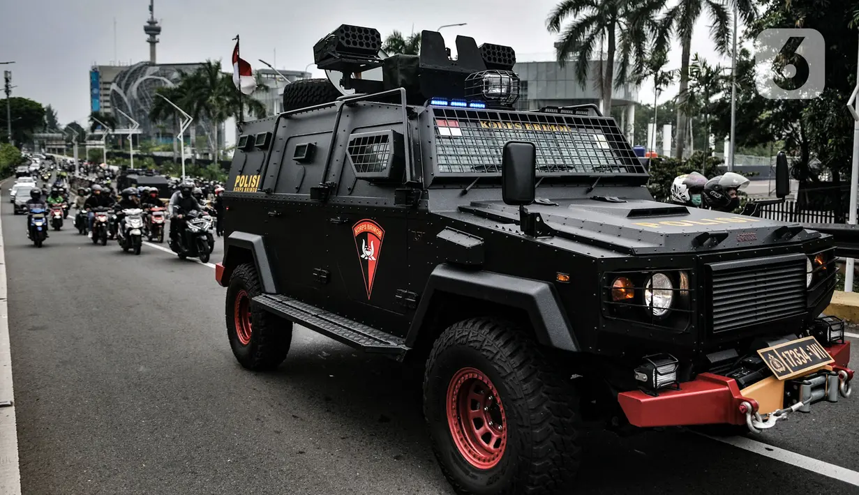 Kendaraan lapis baja dikerahkan untuk mengamankan demonstrasi UU Cipta Kerja di sekitar Gedung DPR RI, Jakarta, Kamis (8/10/2020). Polri mengerahkan 2.500 personel BKO Brimob Nusantara untuk mengamankan unjuk rasa UU Cipta Kerja di Gedung DPR dan sekitarnya. (merdeka.com/Iqbal S. Nugroho)