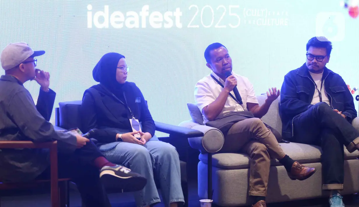 Chief Content Officer (CCO) Kapanlagi Youniverse (KLY), Wenseslaus Manggut saat berbicara di forum IdeaFest 2025 di Jakarta Internasional Convention Center (JICC), Minggu (2/11/2025). Festival kreatif tahunan yang telah emasuki tahun ke-14 ini digelar selama tiga hari, dari 31 Oktober hingga 2 November 2025, menghadirkan lebih dari 120 sesi dan 500 pembicara dari berbagai sektor industri. (Liputan6.com/Helmi Fithriansyah)