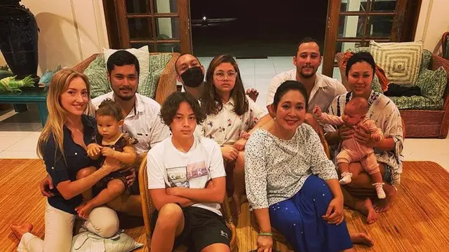 Panji Trihatmodjo bersama keluarganya