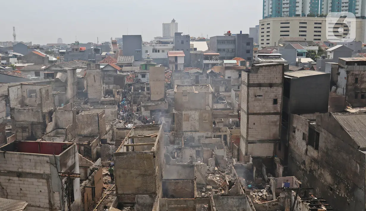 Kondisi permukiman yang terbakar di Jalan Keadilan Dalam, Taman Sari, Jakarta Barat, Senin (19/4/2021). Kebakaran permukiman padat tersebut mengakibatkan sebanyak 200 rumah hangus terbakar dan sekitar 1.000 warga terpaksa mengungsi. (Liputan6.com/Herman Zakharia)